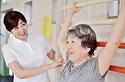 この記事では、介護状態にならないための高齢者の介護予防について解説してまいります。介護予防の1番の目標は、住処で健康な生活を長く続け、介護を受けずに済む状態でいることです。また万が一、介護が必要になった場合においても、それ以上介護度が悪化しないように善処していくことも介護予防と言えます。いずれの場合も、自助努力が必要になります。その具体策について解説します。