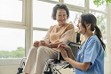 高齢になるとともに上がる認知症のリスクと、その特徴や種類、また予防策についてまで解説します。認知症のことが何となくわかる方から、全く分からない方までご参考に頂けると幸いです。